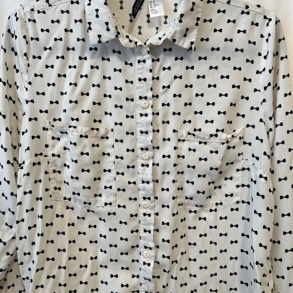 Women’s H&M Button Down Long Sleeve Blouse with Bow Tie Print + Front Po… - Picture 3 of 10
